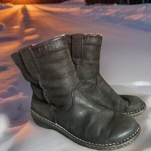 Women’s UGG SWELL short, black leather sheepskin lined winter boots sz 6 M